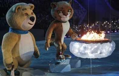 Video: Gấu Bắc Cực rơi lệ thổi tắt ngọn đuốc Olympic Sochi 2014